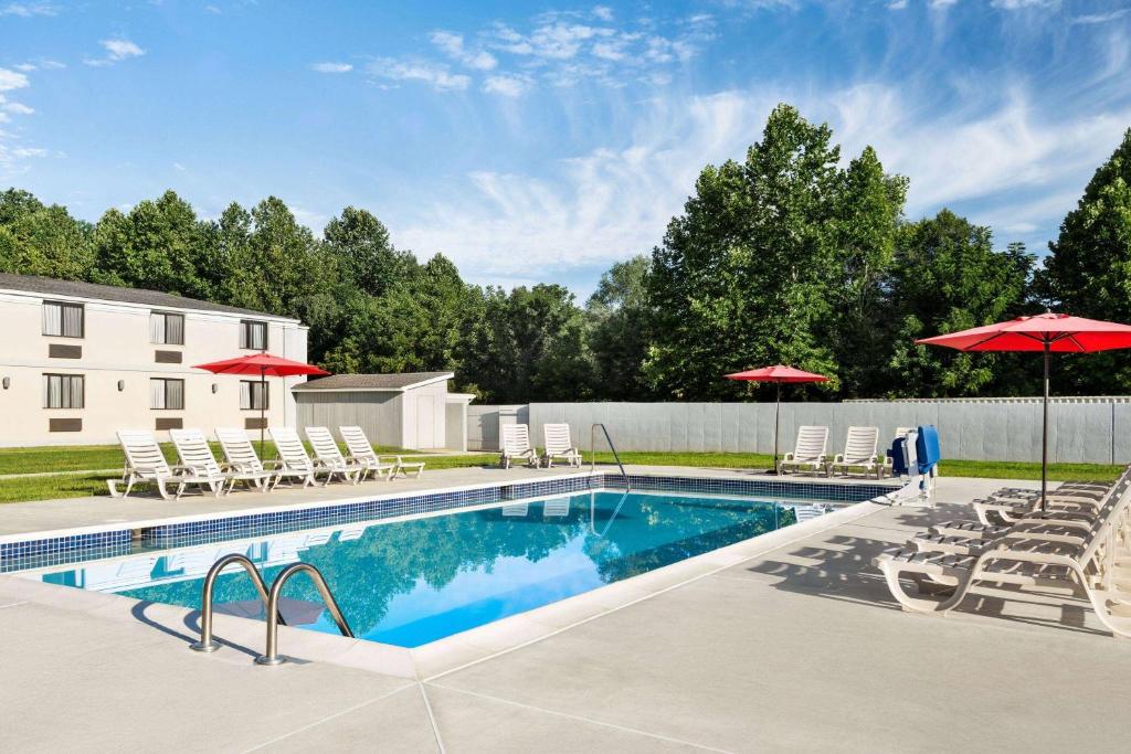   Ramada by Wyndham Allentown hotels in allentown for 18+ with pool